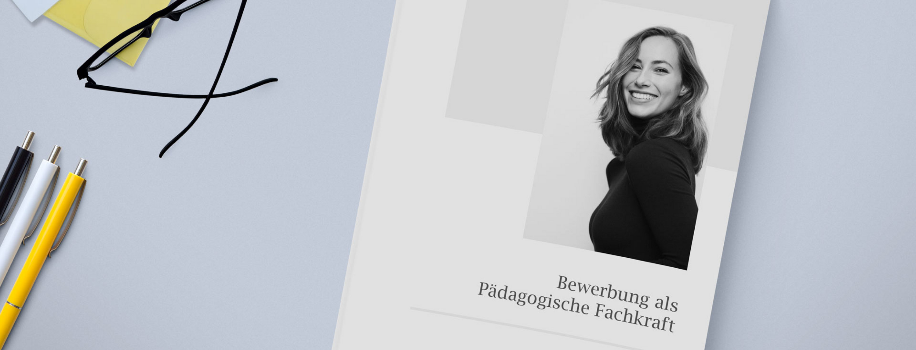 Ein Lebenslauf mit einem Schwarzweißfoto einer lächelnden Frau auf grauem Untergrund. Der Text lautet „Bewerbung als Pädagogische Fachkraft“. Daneben liegen eine Brille und zwei Stifte, einer gelb und einer silberfarben.