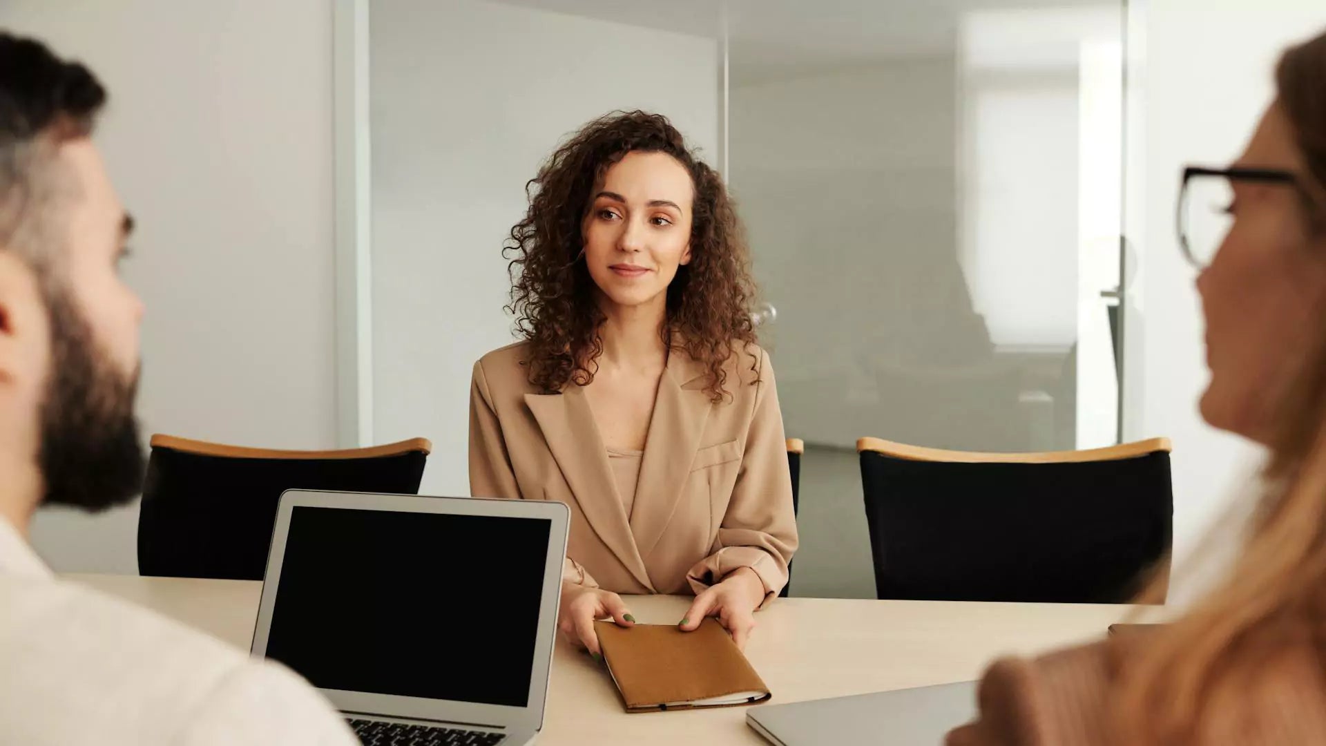 Vorstellungsgespräch als Führungskraft: Darauf ist zu achten (Insider-Tipps + Fragen + Antworten)