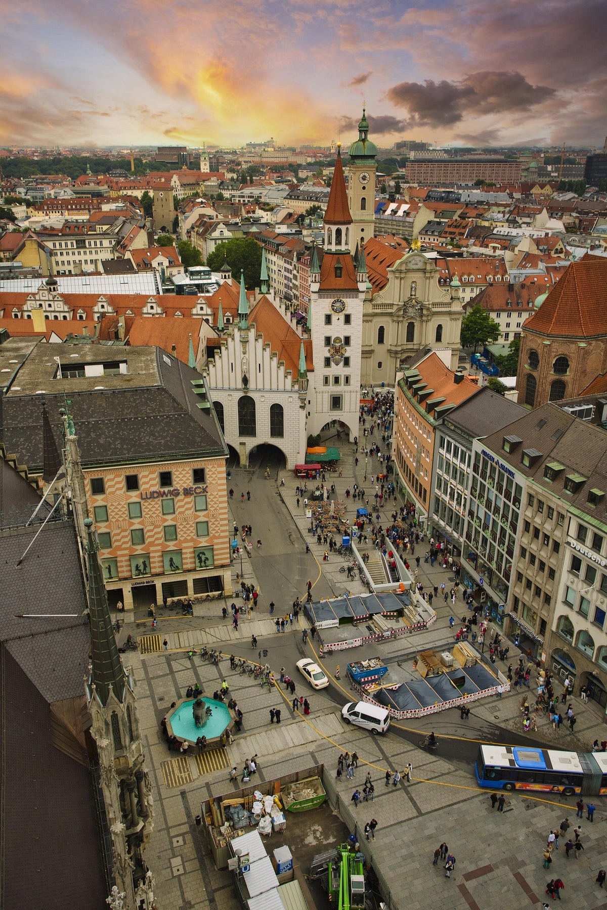 Blick auf den Marienplatz in München mit Altem Rathaus und Heilig-Geist-Kirche bei Abendhimmel